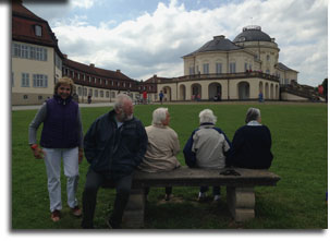 Pflegedienst betreut Senioren auf Ausflug Schloss Solitude