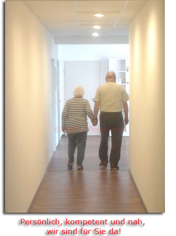 Senioren Hand in Hand bei Pflegedienst DOKA Stuttgart